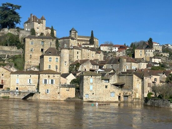 Puy-l'Évêque at flood stage