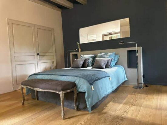 Azul Img 1658 1900x1900 1 Chambre Azul pierres et poutres apparentes et cheminée en noyer