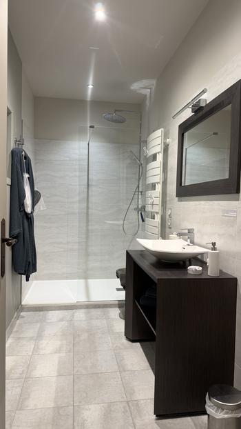 Salle de douche de la Chambre Azul aux Hauts de Sauliès, Vers, Lot
