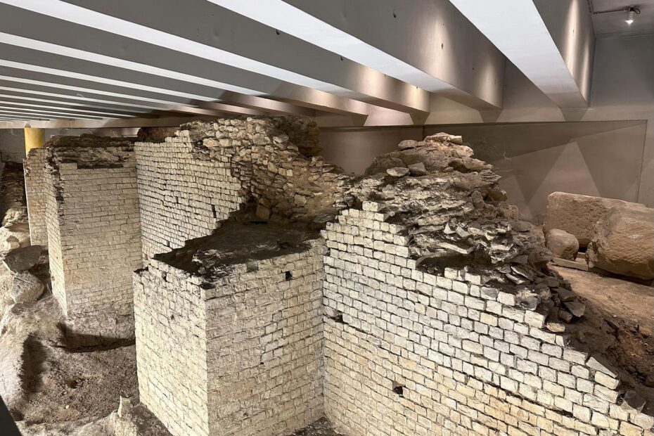 Ruine gallo-romaines de l'amphithéâtre de Cahors dans le Lot