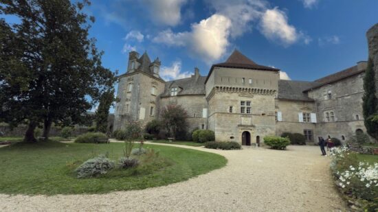 Cour intérieure du château de Cénevières dans le Lot