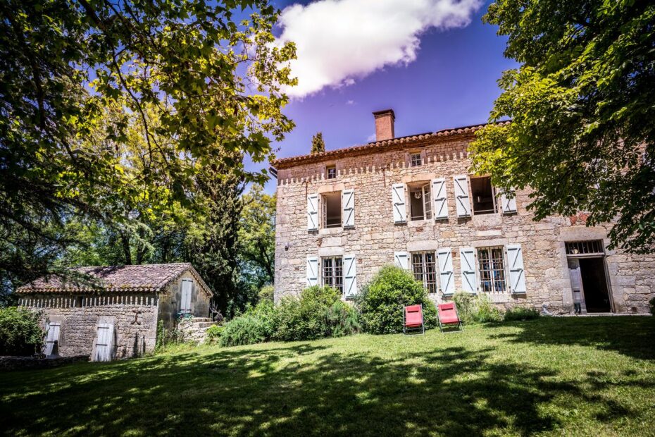 Façade de la maison des Hauts de Sauliès vue depuis le parc arboré