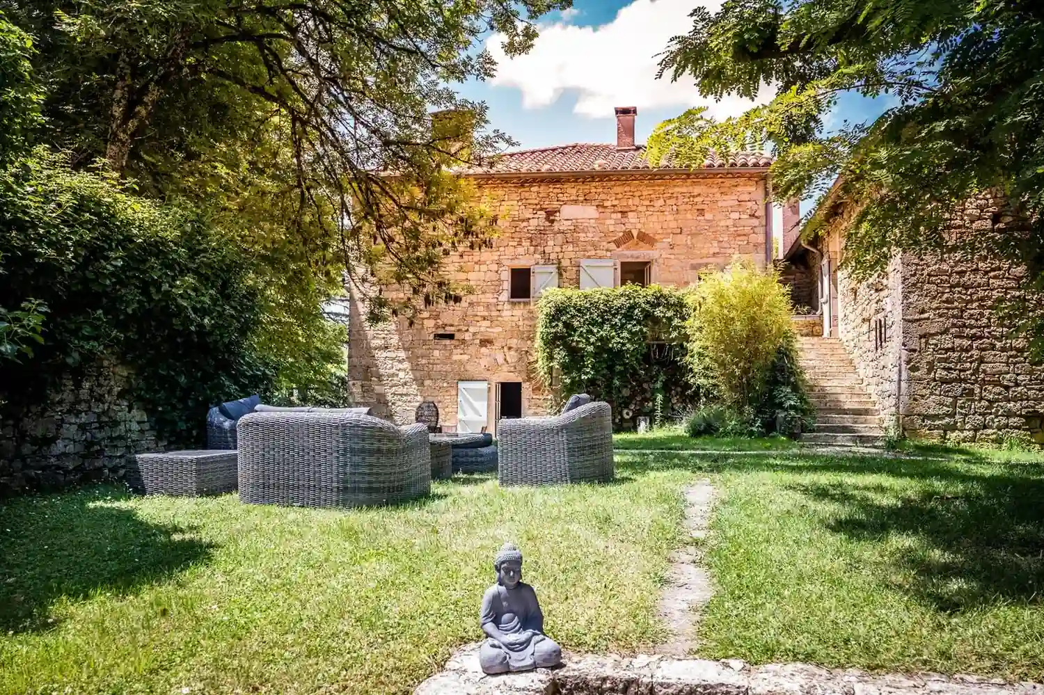 Maison d'hôtes Les Hauts de Sauliès, façade en pierre au cœur du parc