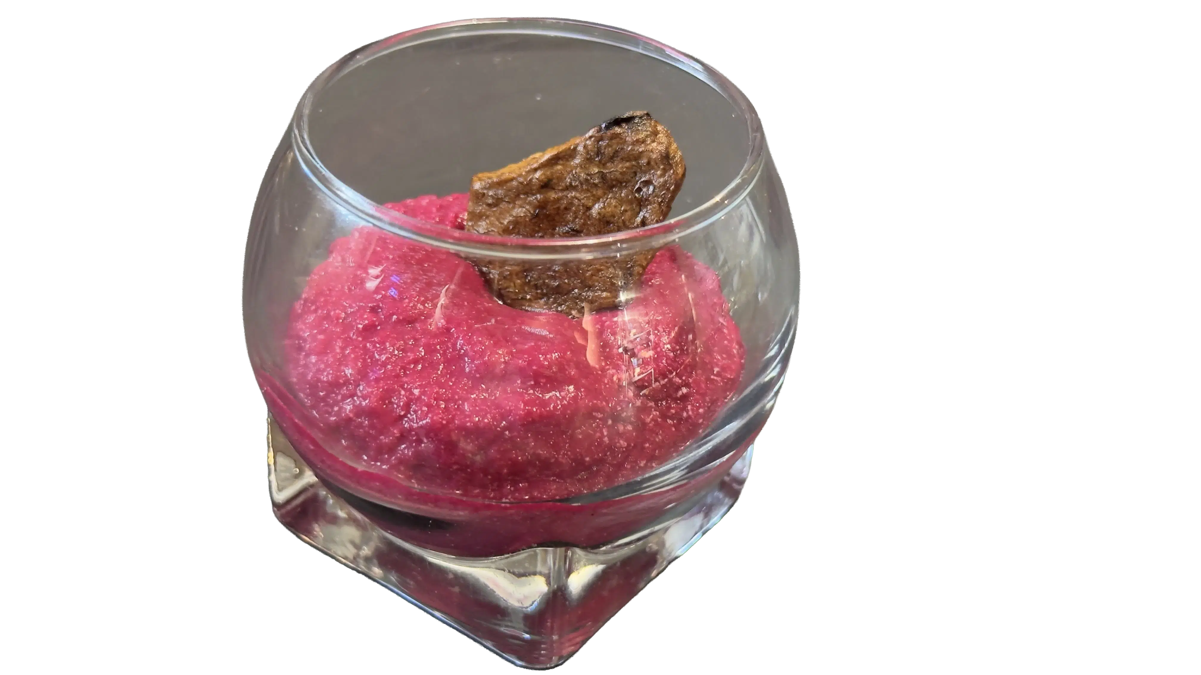 Verrine apéritive de crème de betterave onctueuse, accompagnée d'une chips de betterave croustillantes, servie dans un verre transparent.