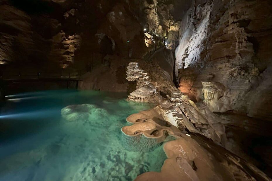 La salle du grand dôme du Gouffre de Padirac dans le Lot