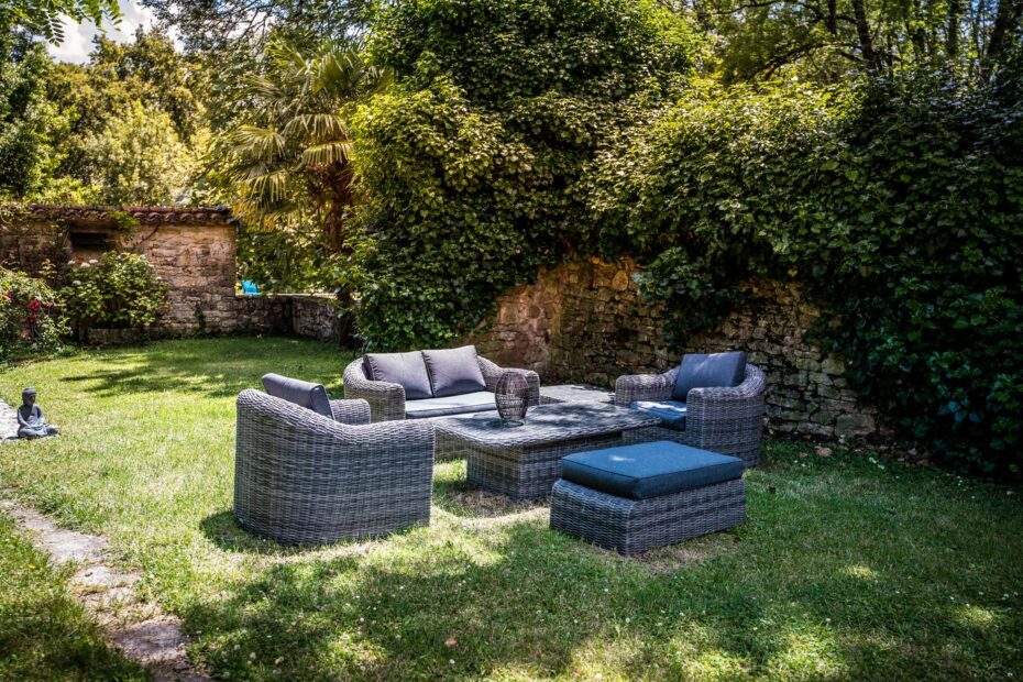 Relaxation area with garden furniture in the heart of the Hauts de Sauliès park