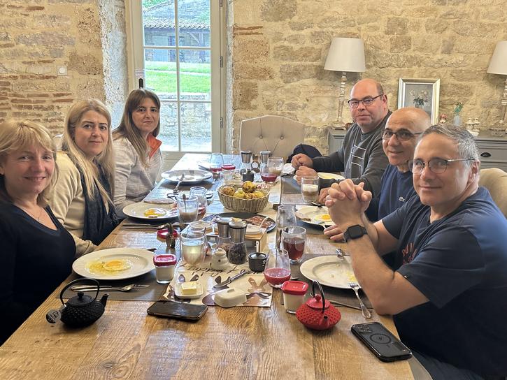 petit déjeuner complet avec des produits locaux