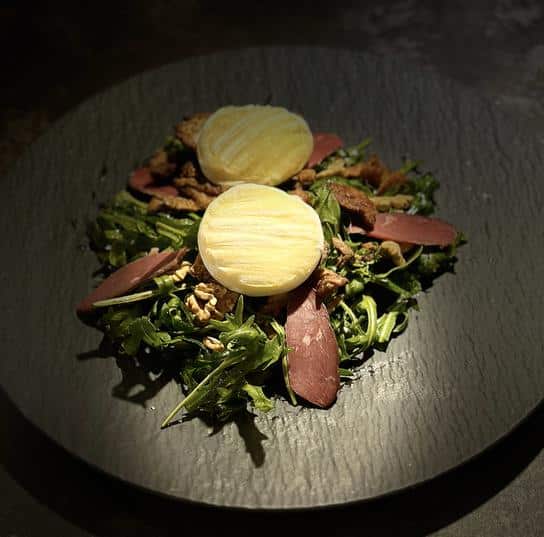 Fromage de rocamadour, magrets de canards séchés locaux et salade bio