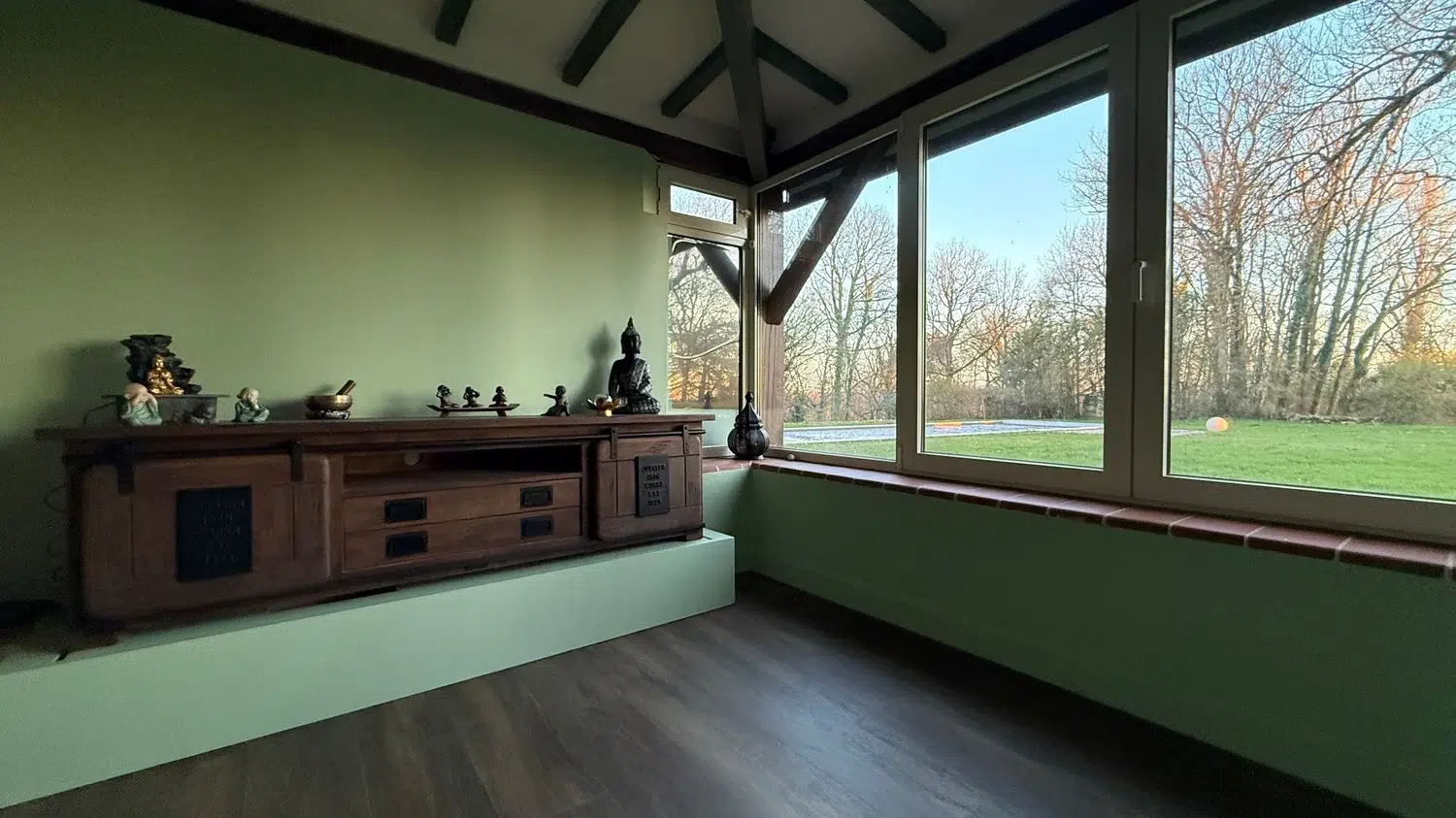 Un cadre de soins ouvert sur la nature - La grande baie vitrée baigne la pièce de lumière naturelle et offre une vue dégagée sur le parc arboré et la piscine, pour une immersion totale dans le calme