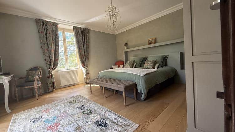 Vue en profondeur de la chambre Verde aux Hauts de Sauliès